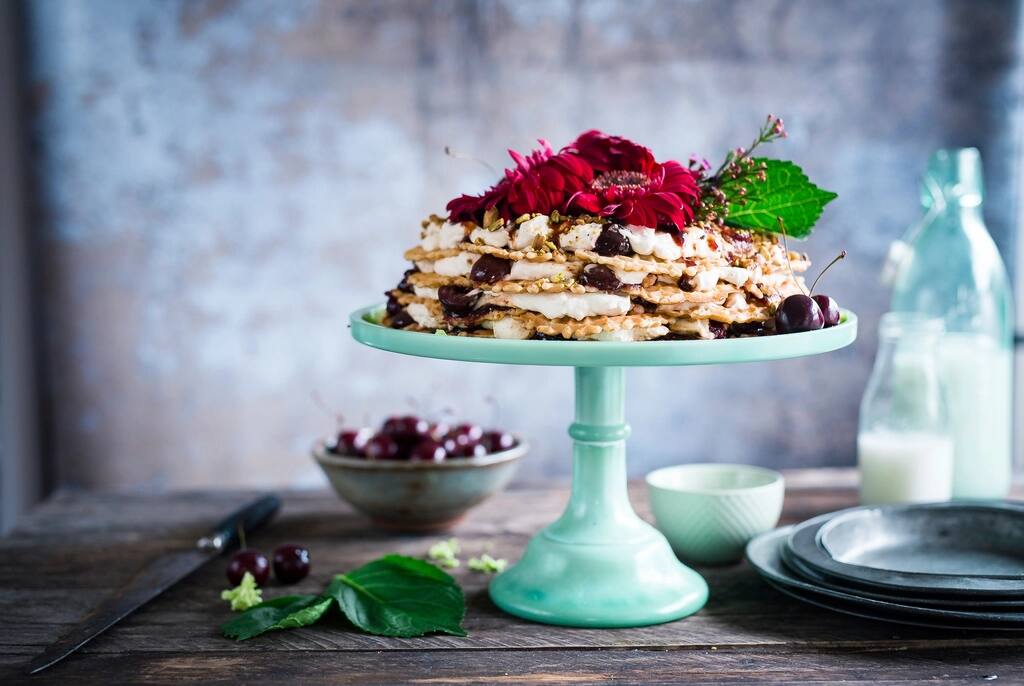Emeletes krémtorta tortaállványon, illusztráció