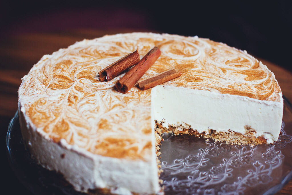 Fahéjas sajttorta egészben, illusztráció